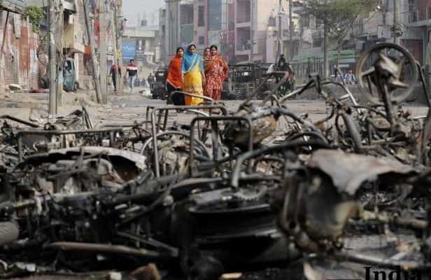 People are walking after Delhi violence