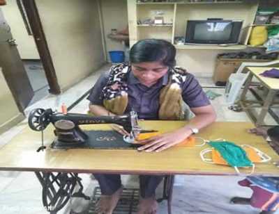 Women_stitching