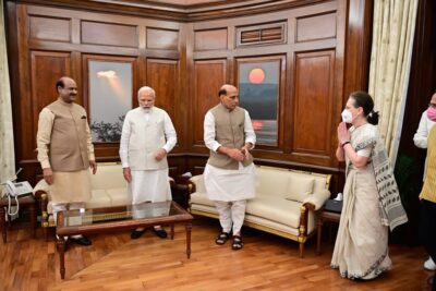 internet on fire after pics of sonia gandhi meeting pm modi released