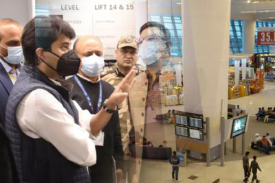 aviation minister scindia makes a surprise visit to delhi airport