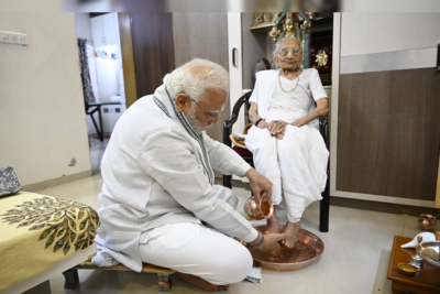 pm modi continues his duty after losing her mother heeraben modi