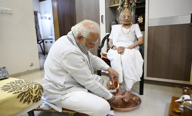 pm modi continues his duty after losing her mother heeraben modi