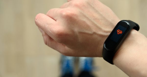 what are the pros and cons of wearable fitness trackers in india