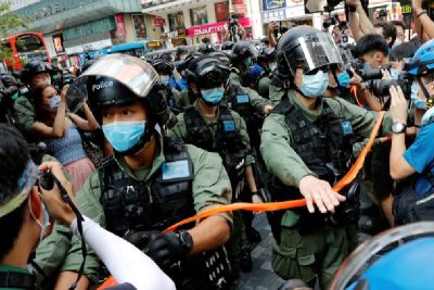 us ramps up pressure on hong kong