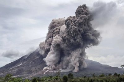 indonesia's volcano eruption tsunami alert