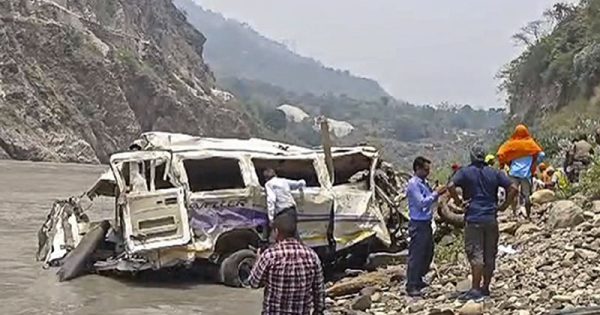 tempo traveler crash in uttarakhand rishikesh badrinath highway