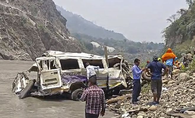 tempo traveler crash in uttarakhand rishikesh badrinath highway