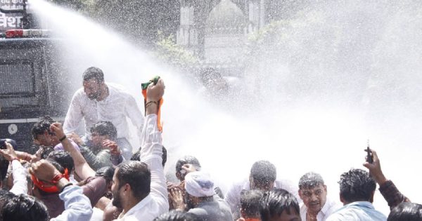 kerala police let the water cannons over bjp protesters against the waqf encroachment