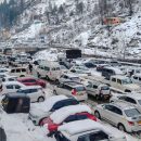 heavy snowfall affects himachal pradesh