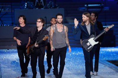 maroon 5 arrives in mumbai