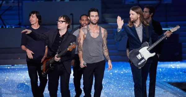 maroon 5 arrives in mumbai