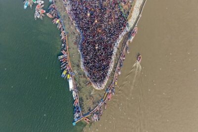 makar sankranti 9 lakh devotees take holy dip at sangam