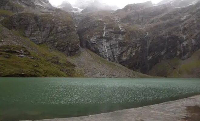lake side view : hemkunth sahib