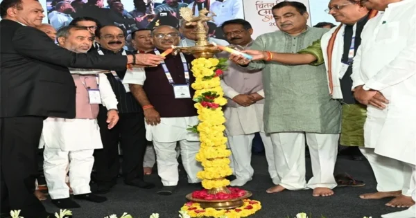 nitin gadkari unveils